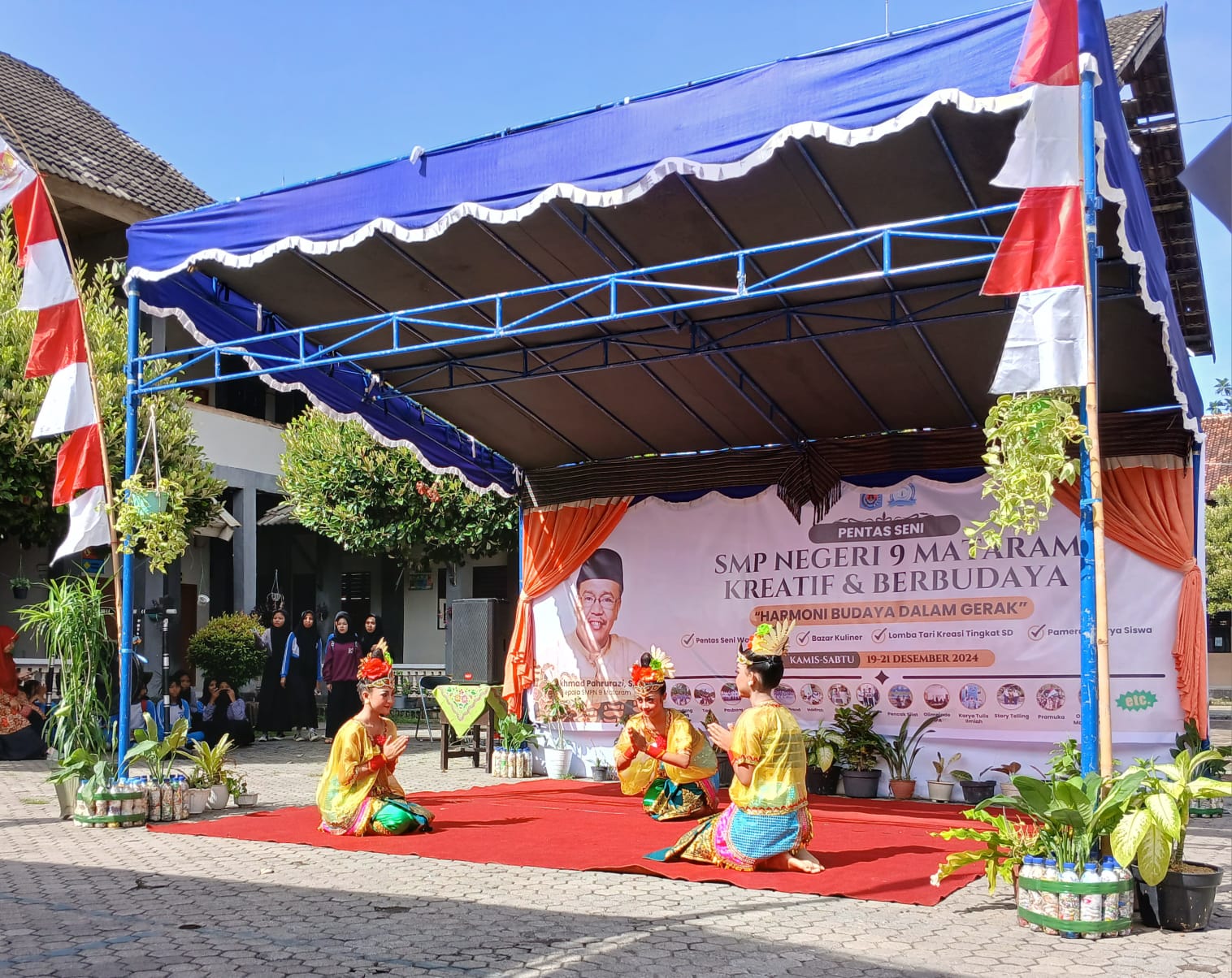 MEMUKAU: Murid SD menampilkan tari kreasi nusantara pada lomba yang diadakan SMPN 9 Mataram, Kamis (19/12).