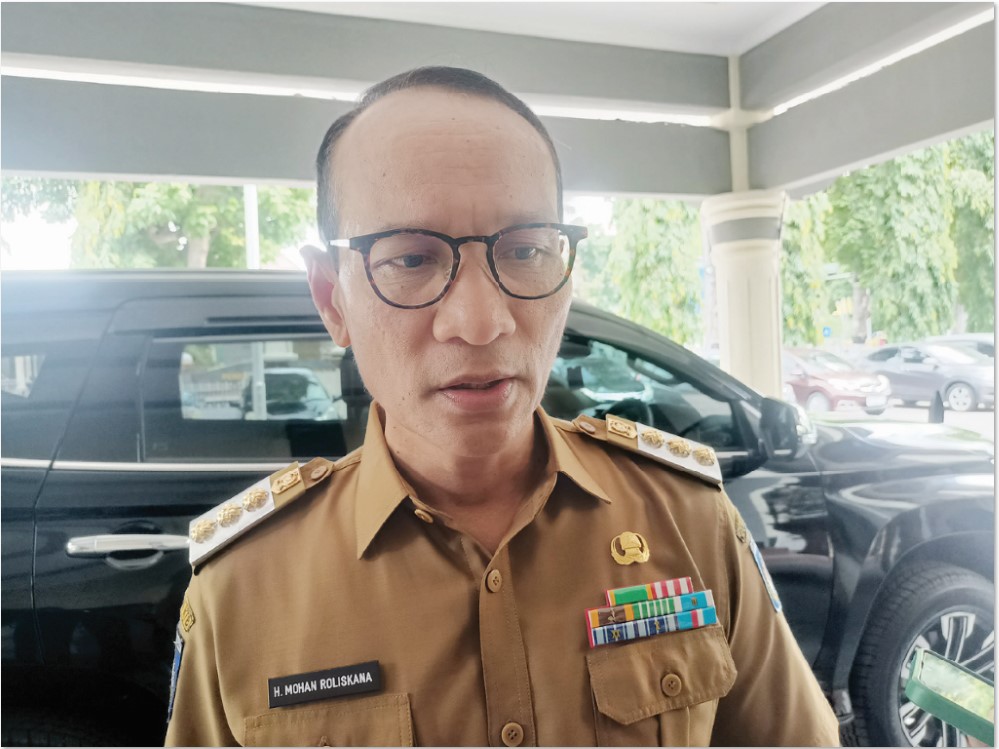 INGIN SEGERA LAKUKAN MUTASI: Wali Kota Mataram H Mohan Roliskana membacakan surat mutasi, beberapa waktu lalu.