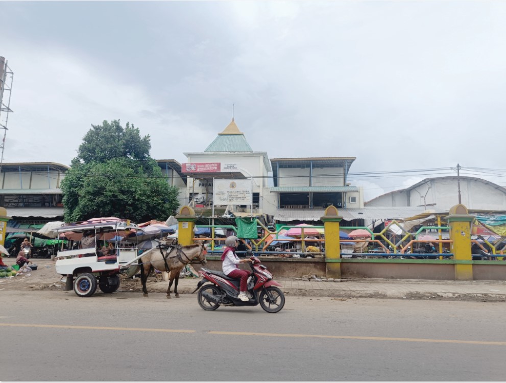 SAMPAH PASAR: Pengendara melintas di depan Pasar Kebon Roek, Kota Mataram, Kamis (19/12).