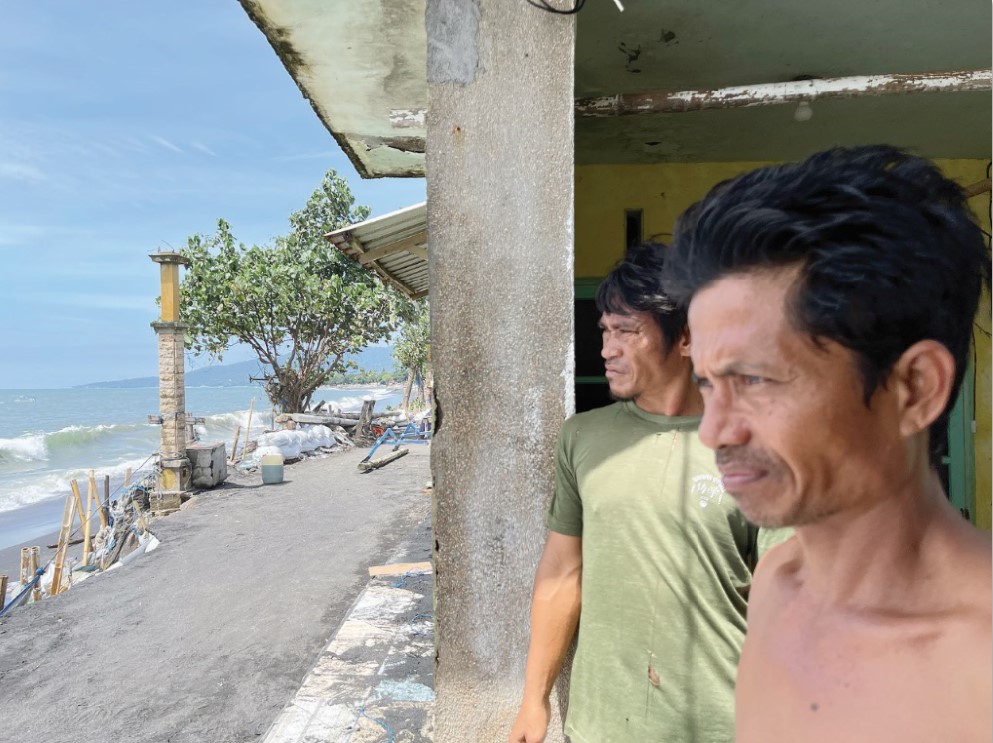 CEMAS: Riyadi dan Harun (bertelanjang dada) melihat ke arah gelombang pasang yang semakin tinggi di Kampung Bugis, Kamis (19/12).