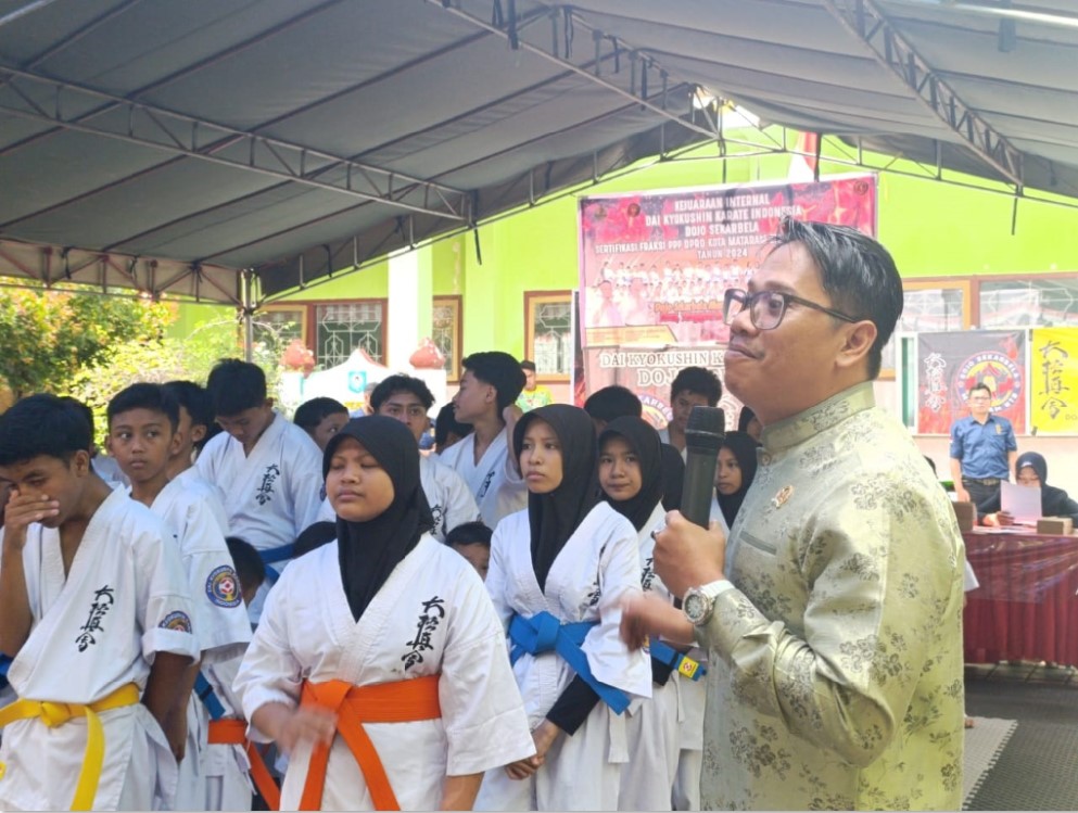 PEDULI GENERASI: Zia Urrahman saat membuka acara kejuaraan Dojo Internal Sekerbela, beberapa waktu lalu.