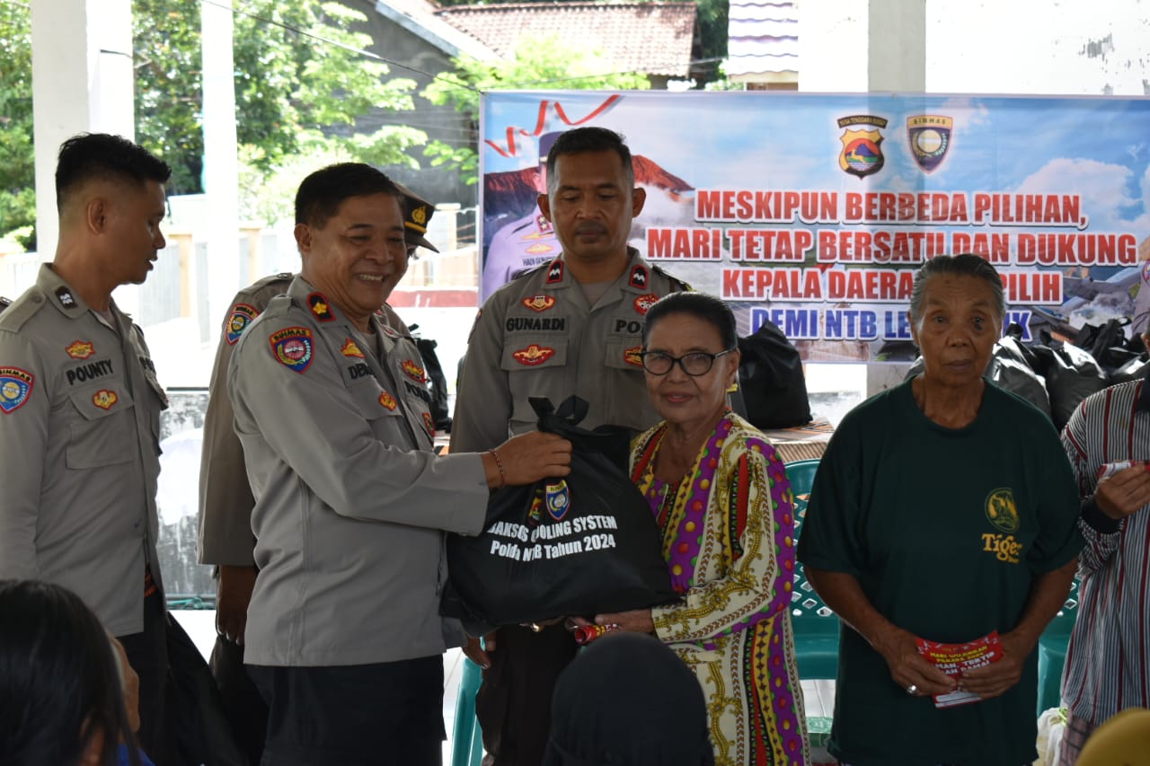 Ps. Kasubdit Bintibsos Ditbinmas Polda NTB Kompol Dewa Gede Sucipta menyerahkan bantuan kepada warga dalam kegiatan cooling system.