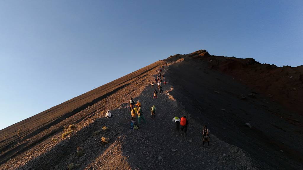 DESTINASI UNGGULAN: Selama puncak musim hujan, enam jalur pendakian Gunung Rinjani ditutup, sebagai upaya meminimalisir risiko dan korban jiwa.
