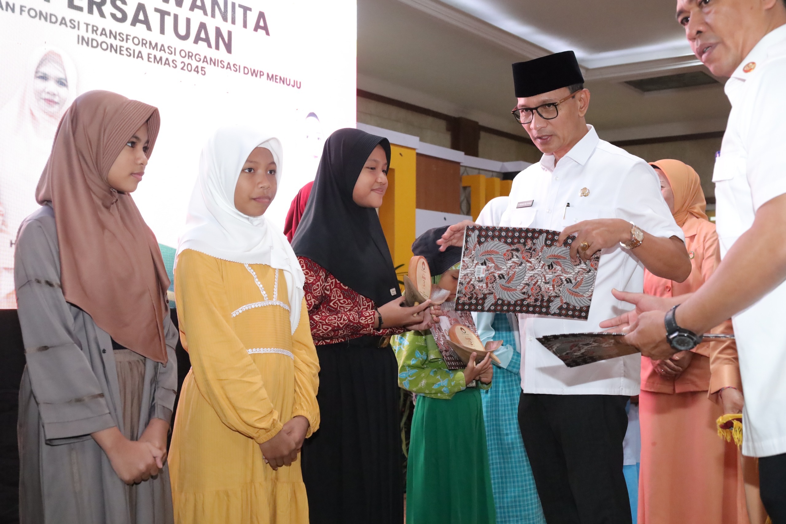 Aqila saat menerima piagam penghargaan dari Wali Kota Mataram H Mohan Roliskana usai pengumuman pemenang Pildacil DWP Kota Mataram.