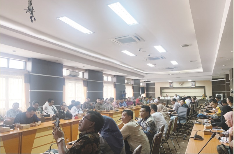 KOORDINASI: Sekretariat DPRD NTB bersama Pemprov NTB dan penyelanggara pemilu melakukan rapat persiapan pelantikan kepala daerah terpilih di kantor DPRD NTB Jumat (20/12).