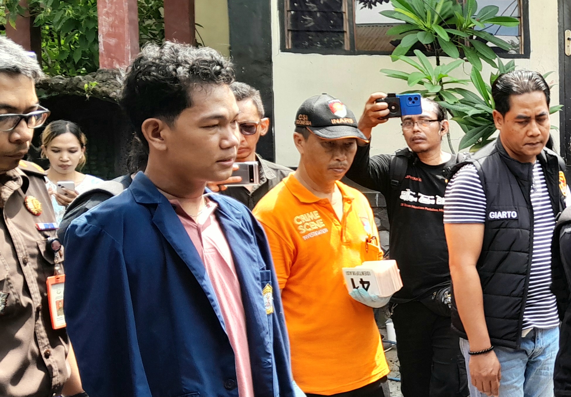 BELUM DILIMPAHKAN: Tersangka kasus tindak pidana kekerasan seksual IWAS alias Agus Buntung saat rekonstruksi beberapa waktu lalu.&nbsp;