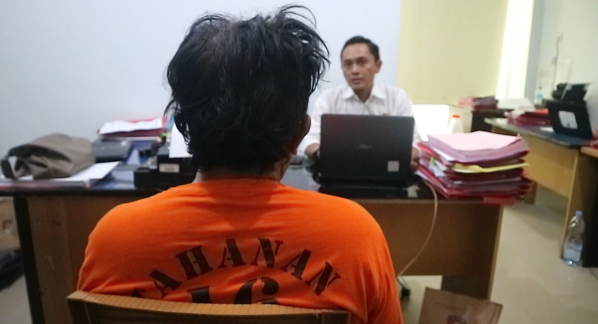 SUNGGUH BEJAT: Pelaku RFM usia 46 tahun diperiksa anggota penyidik Satreskrim Polres Loteng lantaran menyetubuhi anak kandung, Jumat (20/12).