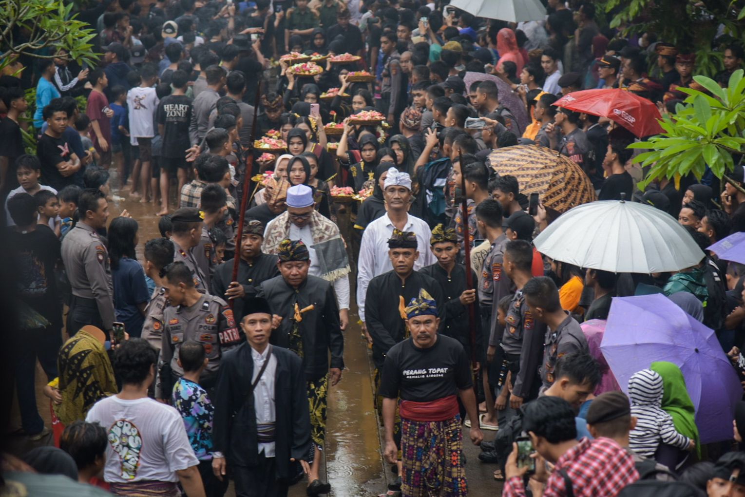 EVENT NUSANTARA: Masyarakat mengikuti tradisi Perang Topat di Pura Lingsar, Lombok Bara, belum lama ini.&nbsp;