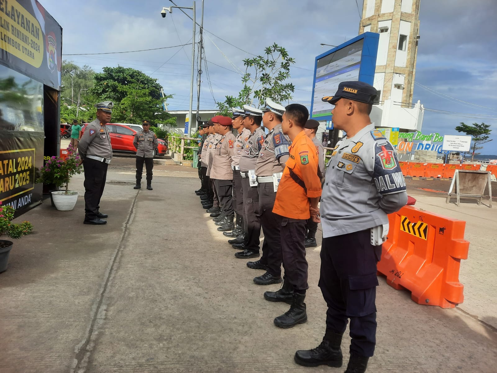 APEL SIAGA: Personel yang dilibatkan dalam pengamanan libur Nataru mengikuti apel siaga, belum lama ini.