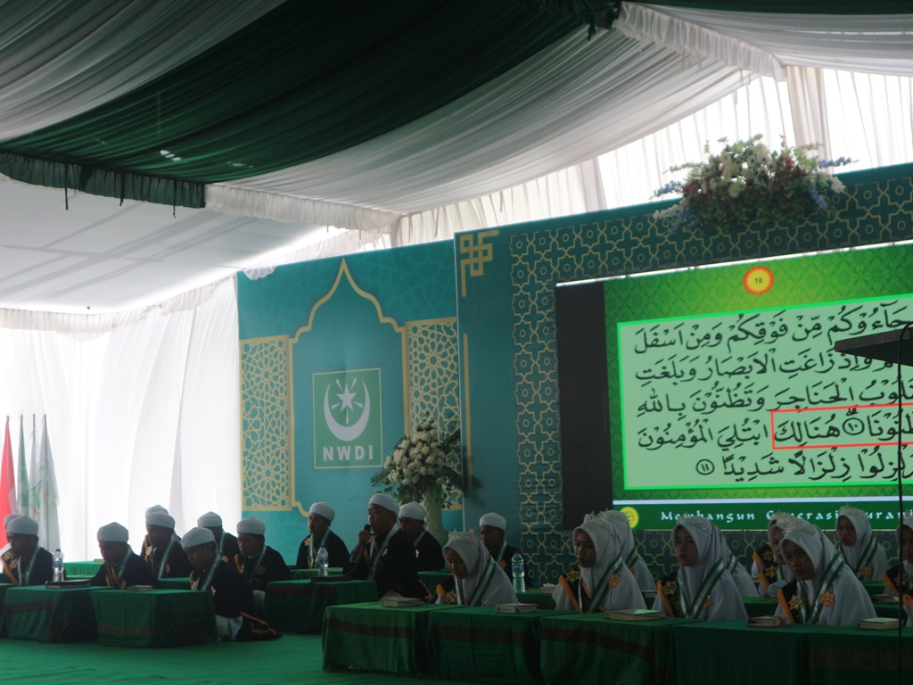 WISUDA: Santri-santriwati Pondok Pesantren (Ponpes) Modern Darul Muttaqien NWDI Prian, mengikuti uji hafalan sebelum mengikuti prosesi wisuda tahfiz, yang disaksikan langsung oleh orang tua.
