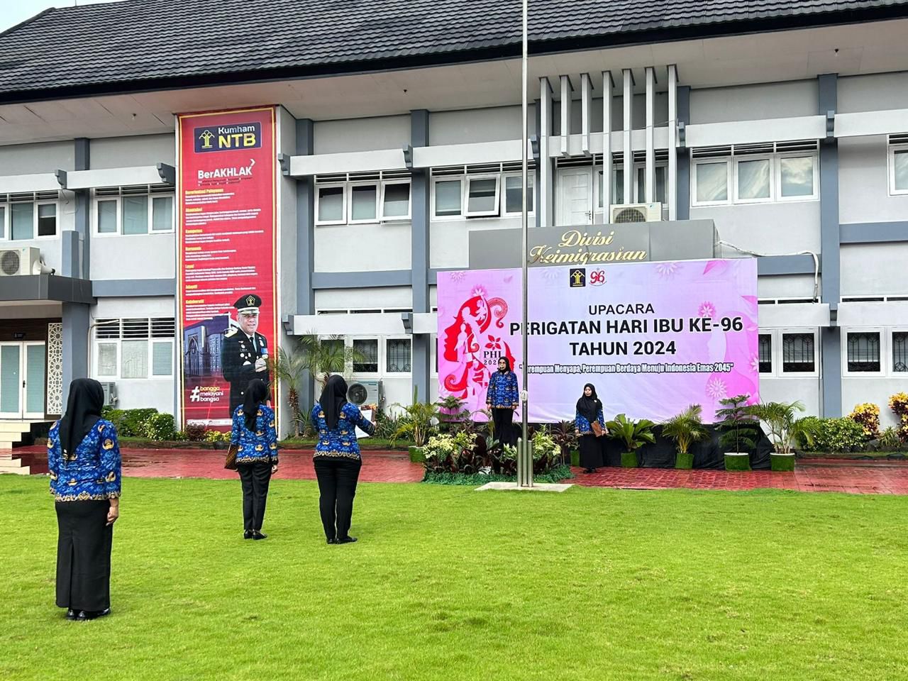 Kadiv Pelayanan Hukum Kanwil Kemenkumham NTB Farida bertindak sebagai inspektur upacara di apel peringatan Hari Ibu ke 96 di lapangan Kanwil Kemenkumham NTB, Minggu (22/12).