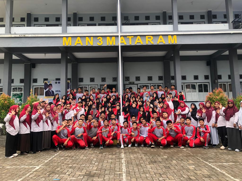 MADRASAH: Guru dan siswa MAN 3 Mataram pada pembukaan lomba memeriahkan milad di madrasah setempat, belum lama ini.