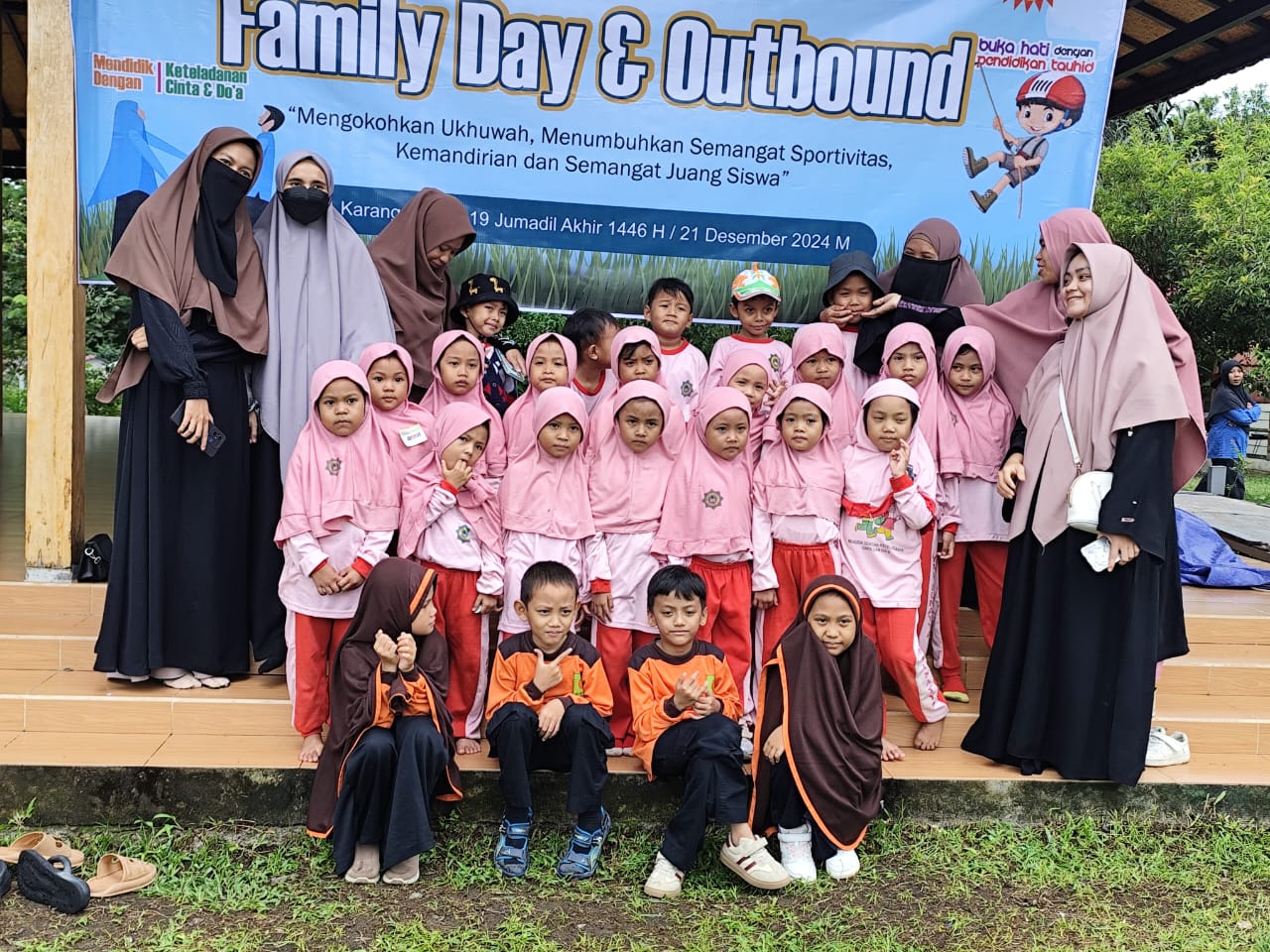 OUTBOUND: Murid SD Integral Luqman Al Hakim Gerung foto bersama guru saat outbound di Pathfinder Outbound Karang Bayan, Lombok Barat, Sabtu (21/12) lalu.