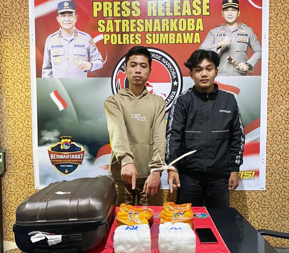 INI KURIRNYA: Pelaku AS dan FB diamankan bersama barang bukti sabu 2 Kg.