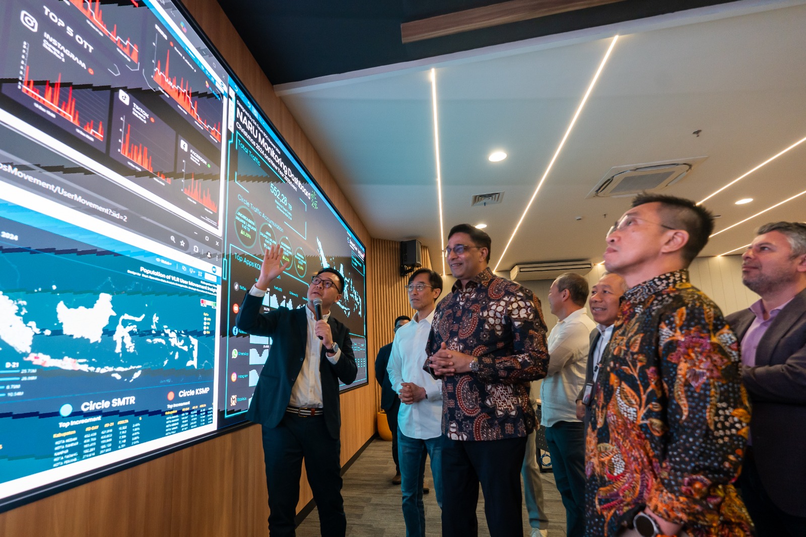 Desmond Chung Director & Chief Technology Officer Indosat (baju putih), Vikram Sinha President Director & Chief Exceutive Officer Indosat (batik tengah) sedang memantau kesiapan jaringan Indosat.