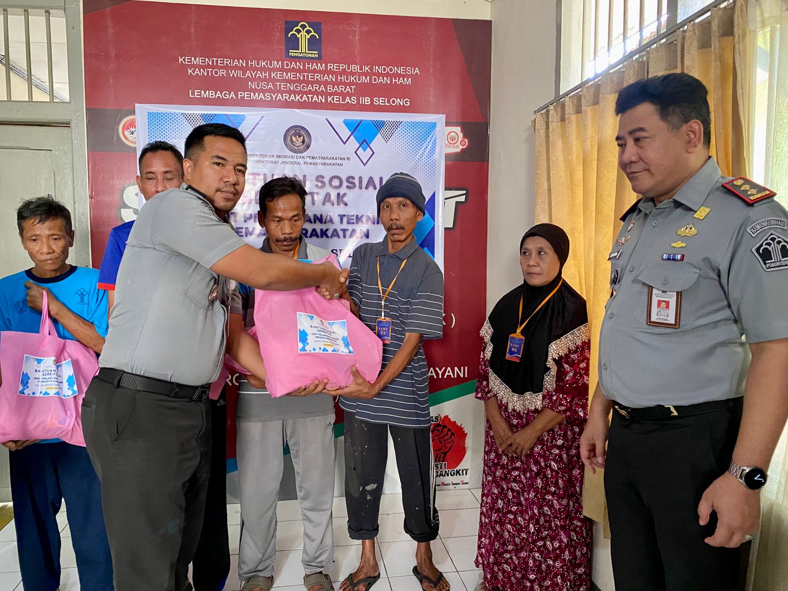 SALURKAN: Kepala Lembaga Pemasyarakatan (Lapas) Kelas IIB Selong Ahmad Sihabudin saat memberikan bantuan sosial kepada sejumlah keluarga Warga Binaan Pemasyarakatan (WBP).