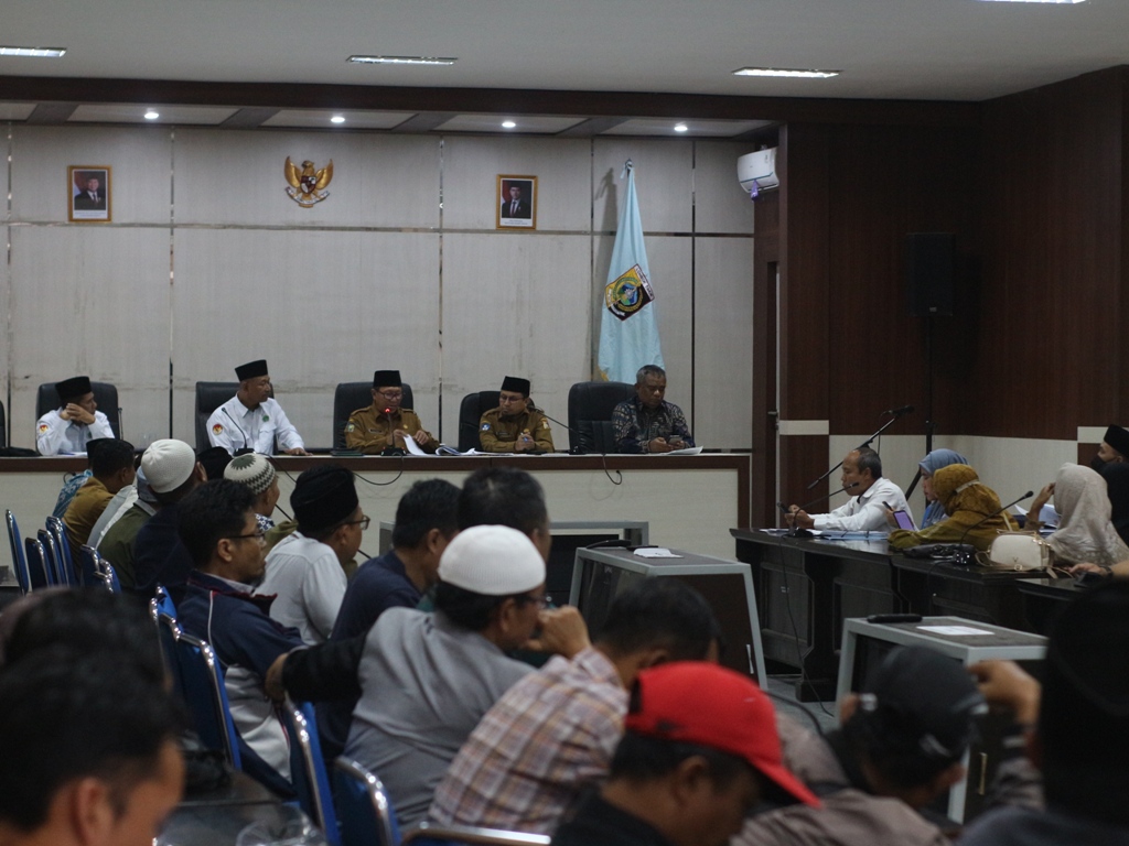 HEARING: Puluhan Guru Pendidikan Agama Islam dari jenjang SD-SMA di Lombok Timur saat hearing di Kantor Bupati Lotim, Senin (23/12).