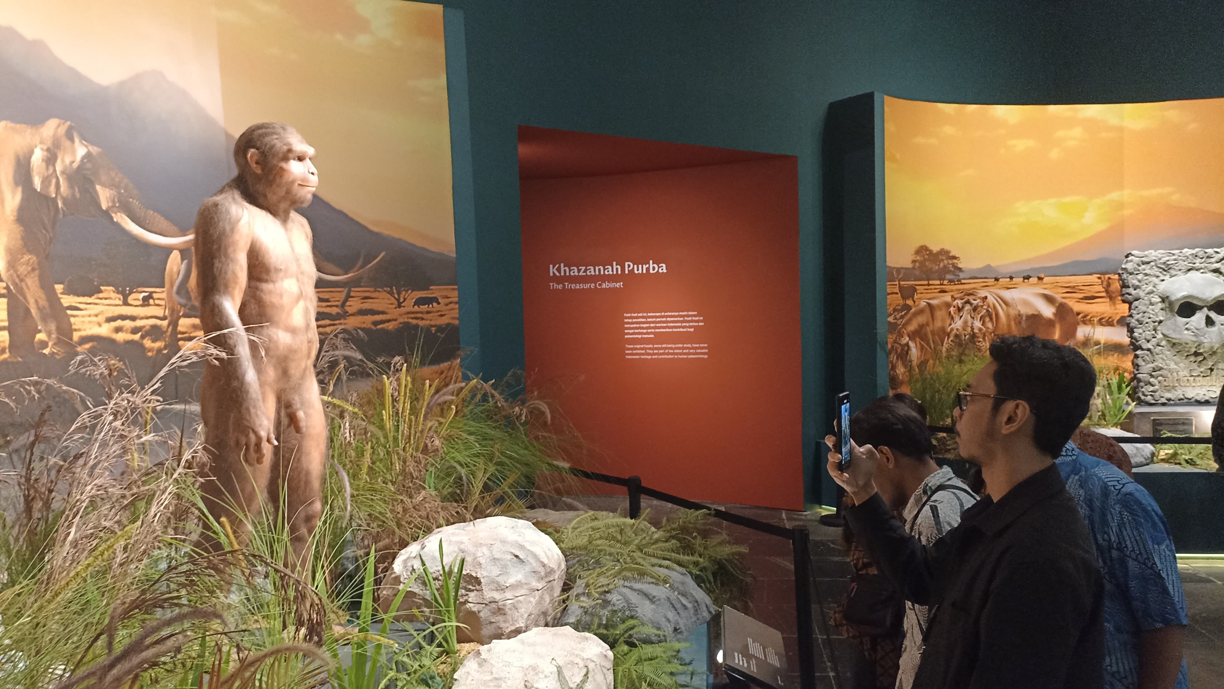 BUKAN REPLIKA: Pengunjung menyaksikan koleksi pameran purbakala di Museum Nasional Indonesia, akhir pekan lalu. (HILMI/JAWA POS)