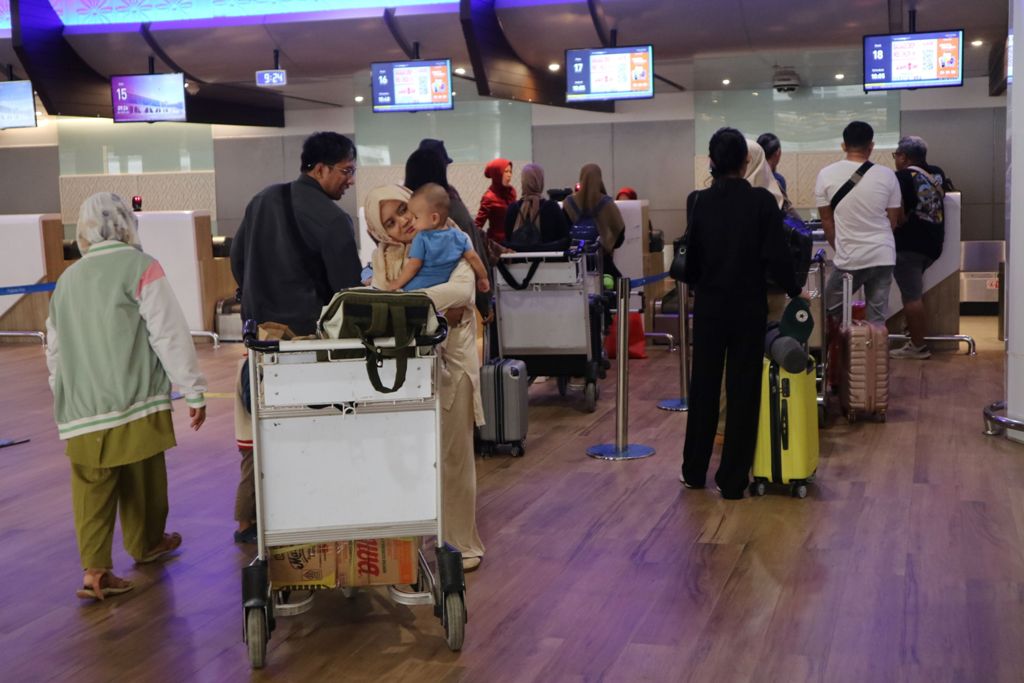 SEMAKIN RAMAI: Sejumlah penumpang pesawat telah tiba di terminal keberangkatan dan menuju proses check-in boarding pesawat di Bandara Internasional Zainuddin Abdul Madjid, Loteng.