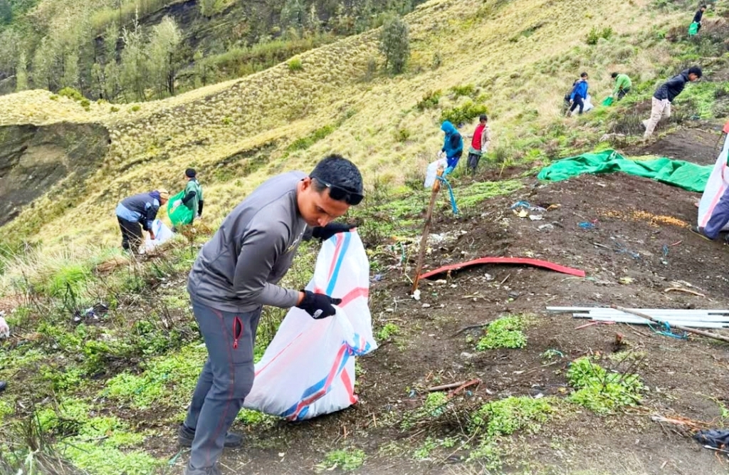 JAGA LINGKUNGAN: Para peserta berjibaku mengumpulkan berbagai macam sampah, dari aktivitas pendakian, selama Meriri Rinjani 2024 baru-baru ini.