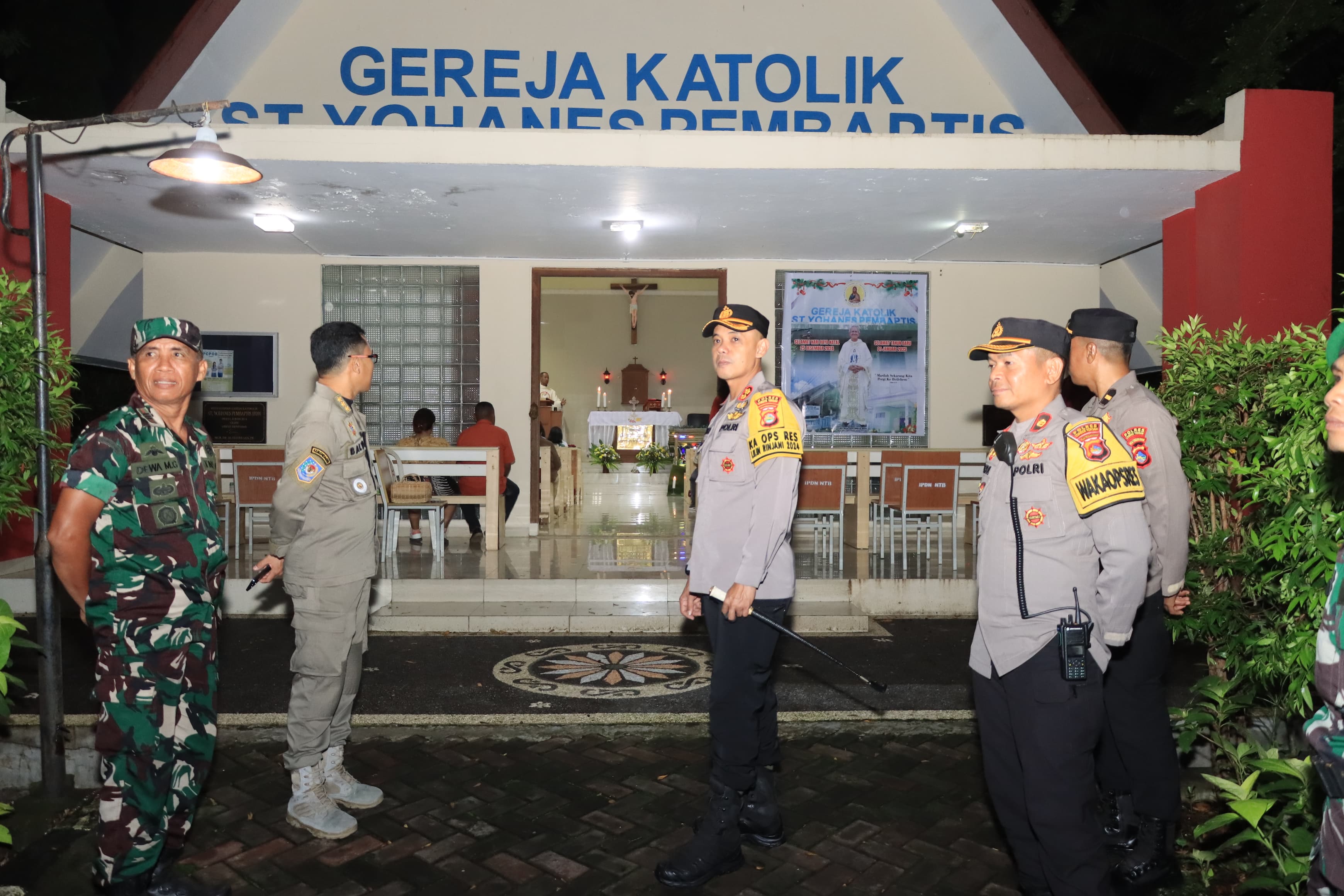 Kapolres Loteng AKBP Iwan Hidayat (dua kanan) saat memantau kondisi gereja di Praya, Lombok Tengah, Selasa (24/12) malam.