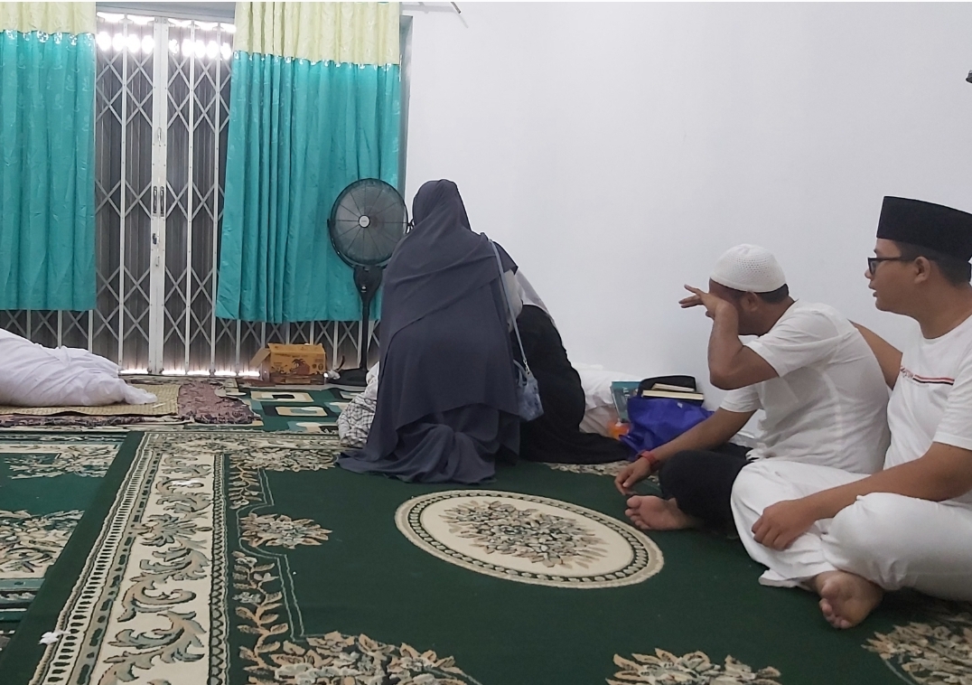 PENGHORMATAN TERAKHIR: Pihak keluarga saat mendampingi jenazah Mantan Sekda NTB Muhammad Nur di rumah duka Mataram, Rabu (25/12). (NURUL/LOMBOK POST)