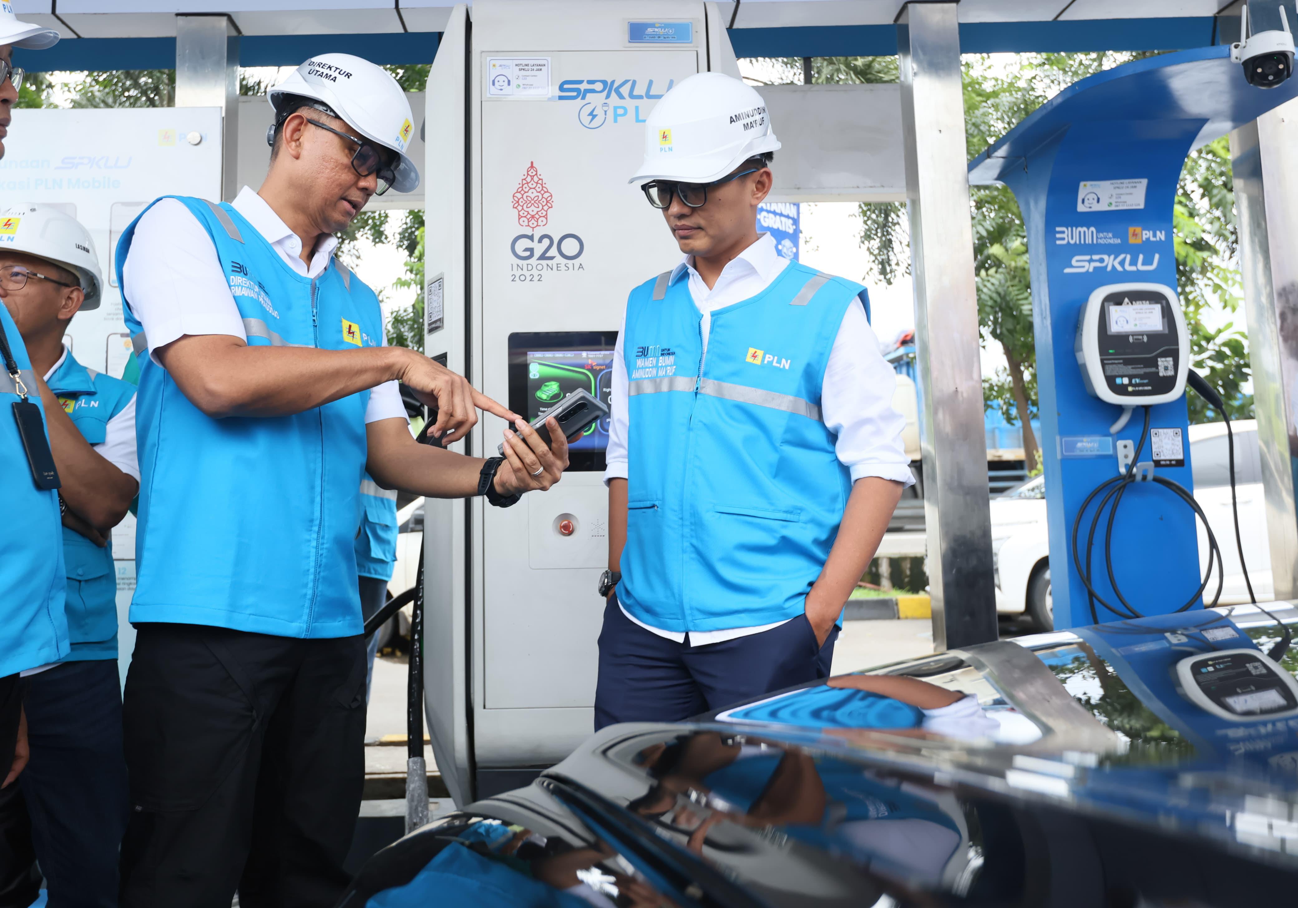 Direktur Utama PLN Darmawan Prasodjo (kiri) menjelaskan fitur Electric Vehicle Digital Services (EVDS) pada aplikasi PLN Mobile kepada Wakil Menteri BUMN Aminuddin Ma
