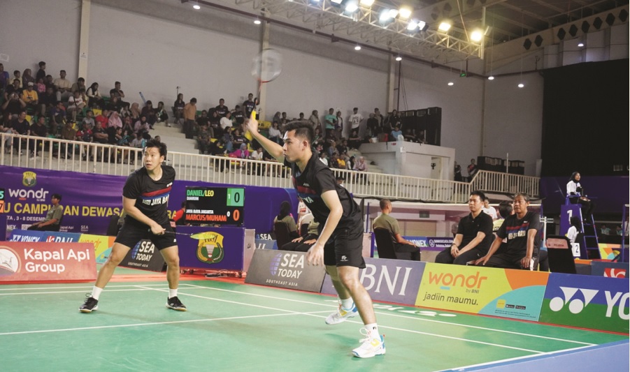 TERHENTI DI SEMIFINAL: Marcus Fernaldi Gideon (kiri) berpasangan dengan M. Reza Pahlevi membela Jaya Raya Jakarta di Kejurnas PBSI Beregu Campuran Dewasa 2024 di GOR UNJ Rawamangun, Jakarta.