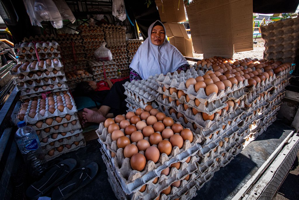 MEROKET: Seorang pedagang telur yang sedang menjajakan telurnya di sebuah pasar Kota Mataram, beberapa waktu lalu.&nbsp;
