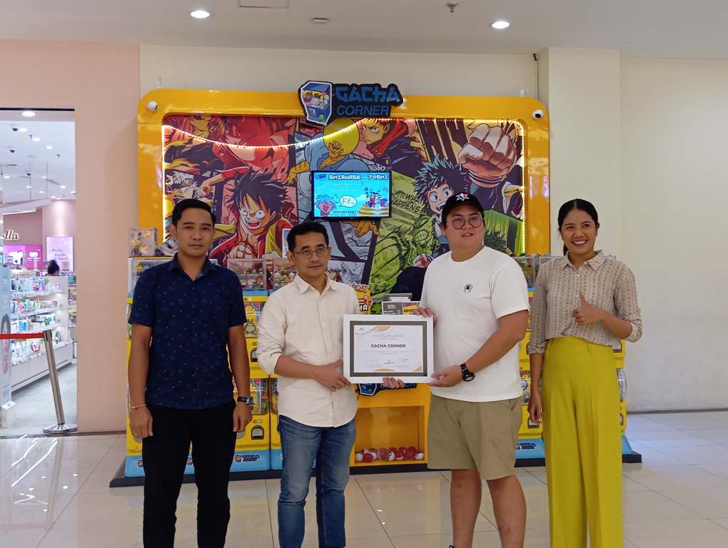 GRAND OPENING: Business Development Gacha Corner Ostradi Ciputra (kanan) dan TC Manager LEM Dadit Ujayana saat momen grand opening Gacha Corner di lantai dasar LEM, Senin (23/12).