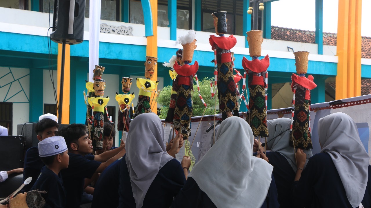 SEMANGAT: Belasan dalang yang memainkan wayang Botol.