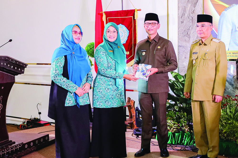 BERIKAN APRESIASI: Ketua TP PKK Kota Mataram Hj Kinnastri Mohan Roliskana memberikan cinderamata kepada wali Kota Mataram pada acara Refleksi TP PKK Harum di Aula Pendopo Wali Kota Mataram.