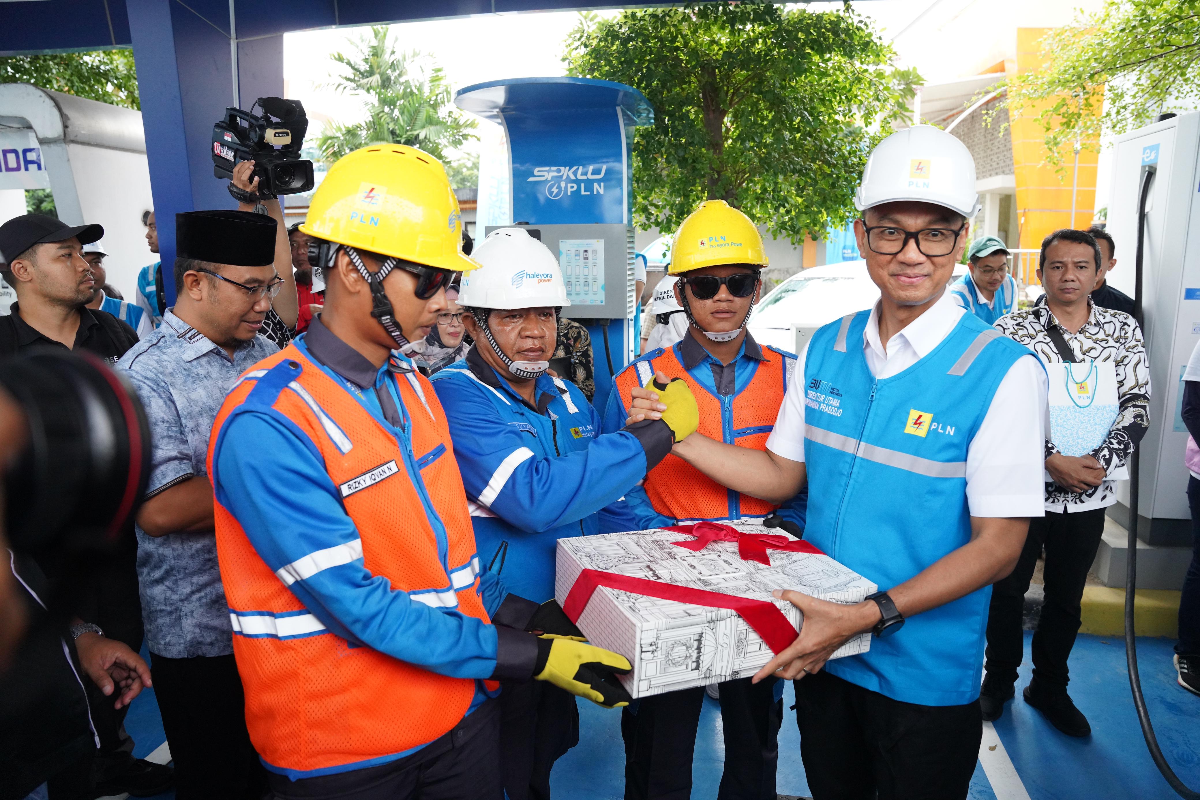 Direktur Utama PLN Darmawan Prasodjo memberikan apresiasi kepada personel siaga yang bertugas di Rest Area KM 519A ruas Solo-Ngawi, Jawa Tengah, Rabu (25/12).