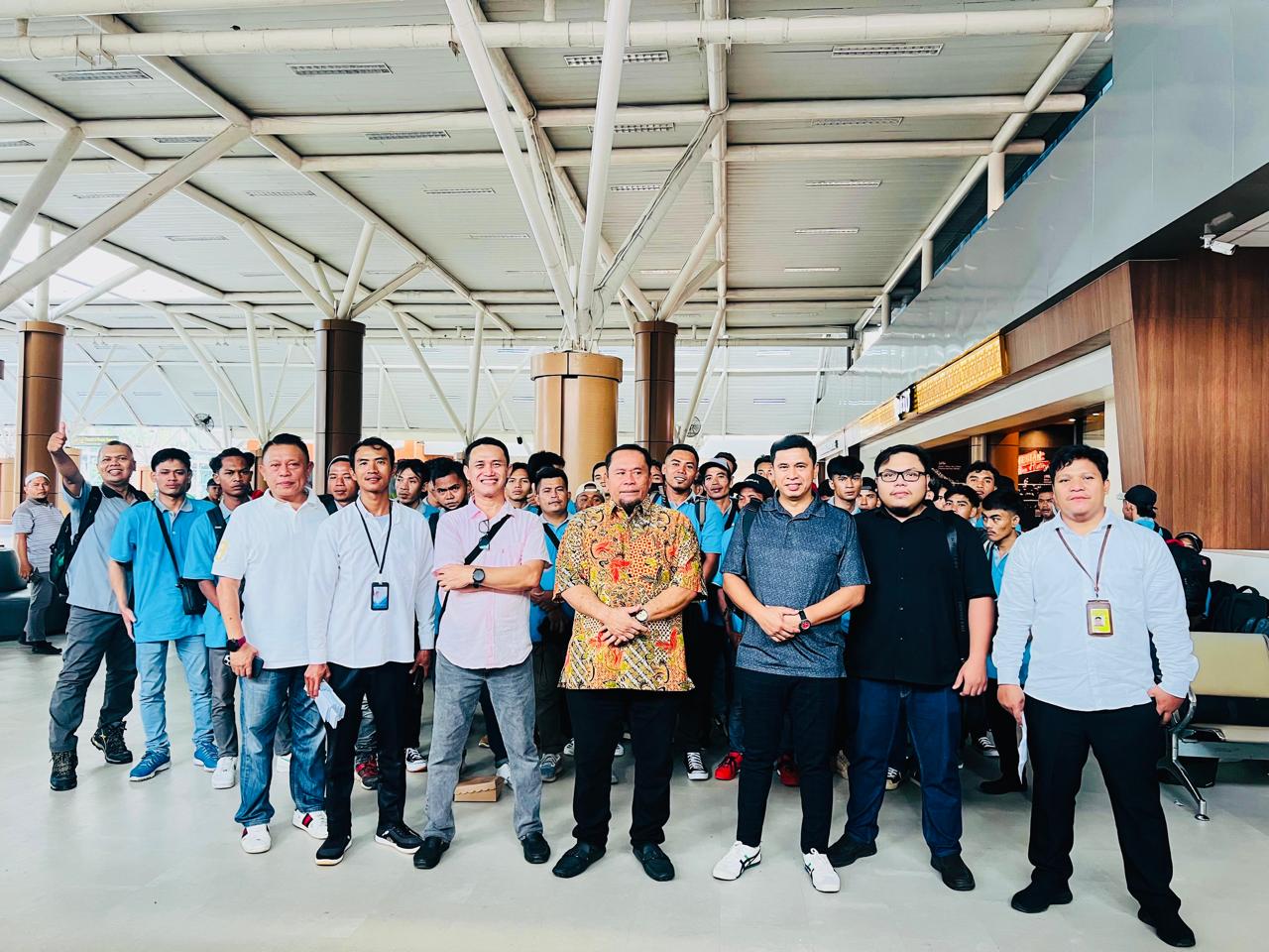 LEPAS PMI: Ketua DPD APJATI NTB H Edy Sopian saat melepas keberangkatan 153 PMI menuju ladang SD Guthrie yang ada di Serawak Malaysia, Selasa (24/12) lalu.