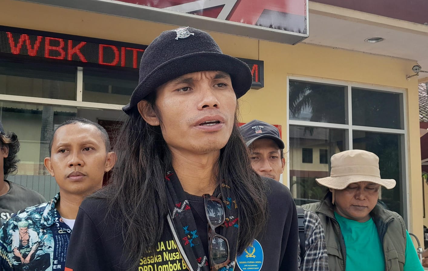 MELAPOR: Sejumlah perwakilan warga melaporkan oknum dosen ke Polda NTB atas dugaan pelecehan seksual sesama jenis ke Polda NTB, Kamis (26/12).
