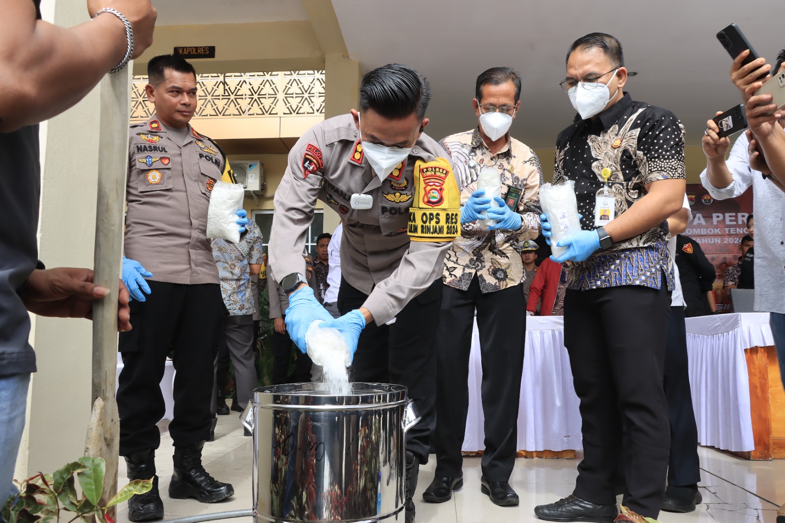 MUSNAHKAN: Kapolres Loteng AKBP Iwan Hidayat musnahkan barang bukti narkoba jenis sabu seberat 8,2 Kilogram di Mabes Polres Loteng, Jumat (27/12).
