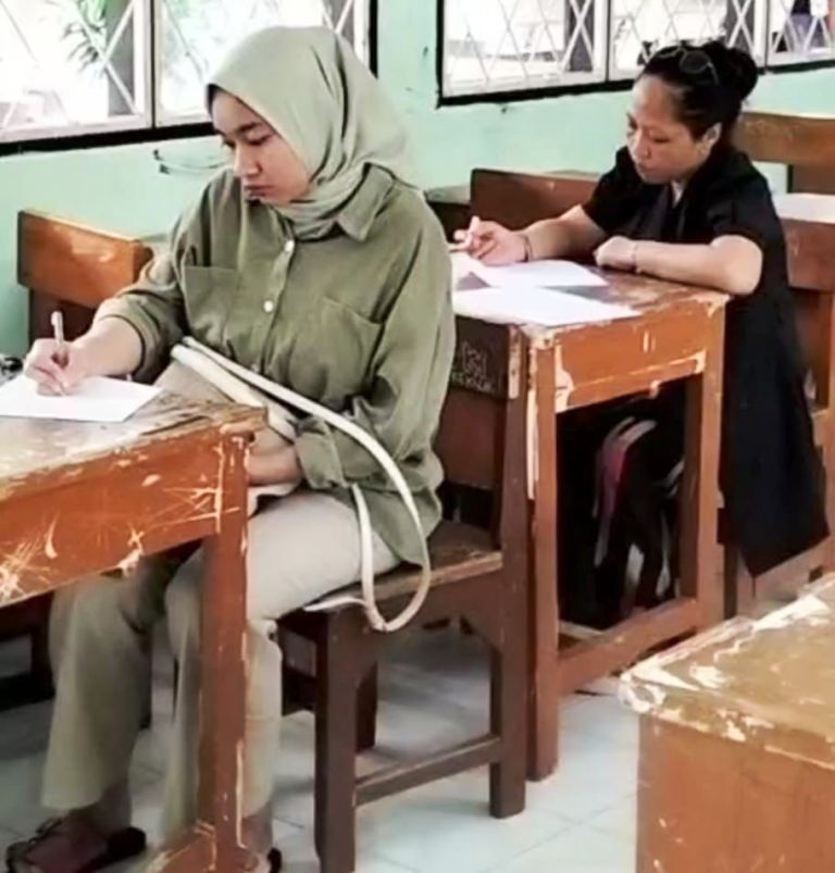 ISI INSTRUMEN: Wali siswa SMPN 11 Mataram mengisi instrument yang diberikan sekolah terkait perkembangan anaknya dalam kegiatan belajar mengajar saat pembagian rapor, pekan lalu.