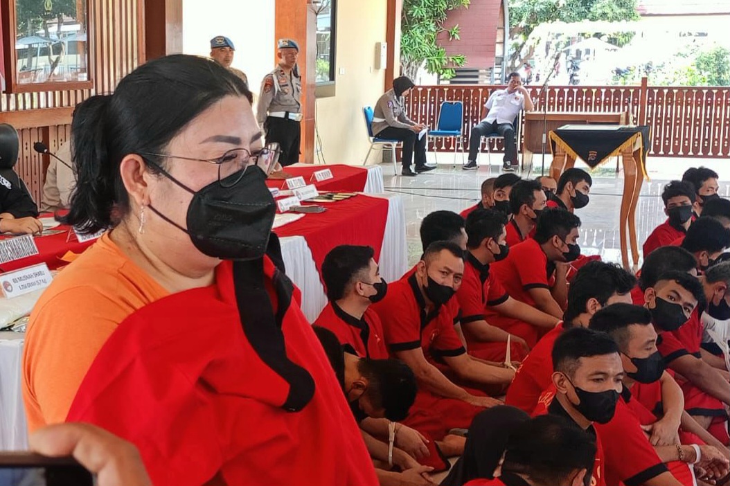 MASUK PERSIDANGAN: Ida Adnawati saat dihadirkan dalam konferensi pers di Polda NTB, belum lama ini.