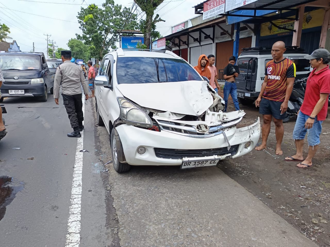 Enam kendaraan alami kecelakaan Beruntun di jalan raya Kopang Praya-Lotim, Jumat (27/12).