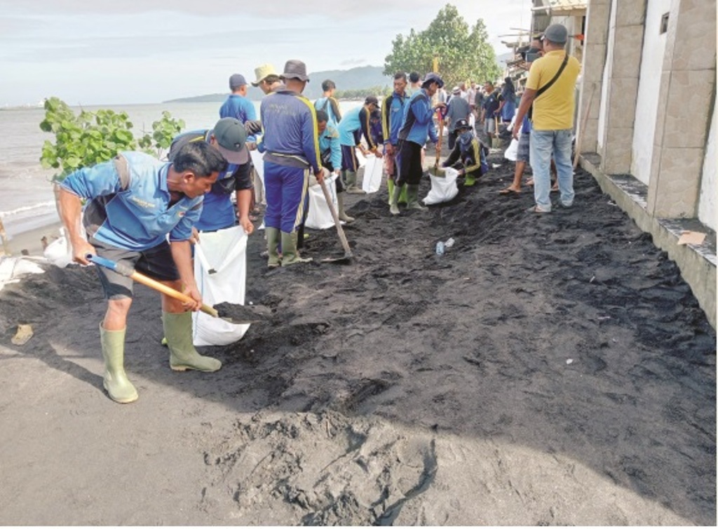 TERUS BERIKAN BANTUAN: Sejumlah petugas dari Pemkot Mataram membantu mendirikan tanggul untuk mengantisipasi banjir rob di Kampung Bugis, Ampenan, Mataram, beberapa waktu lalu.