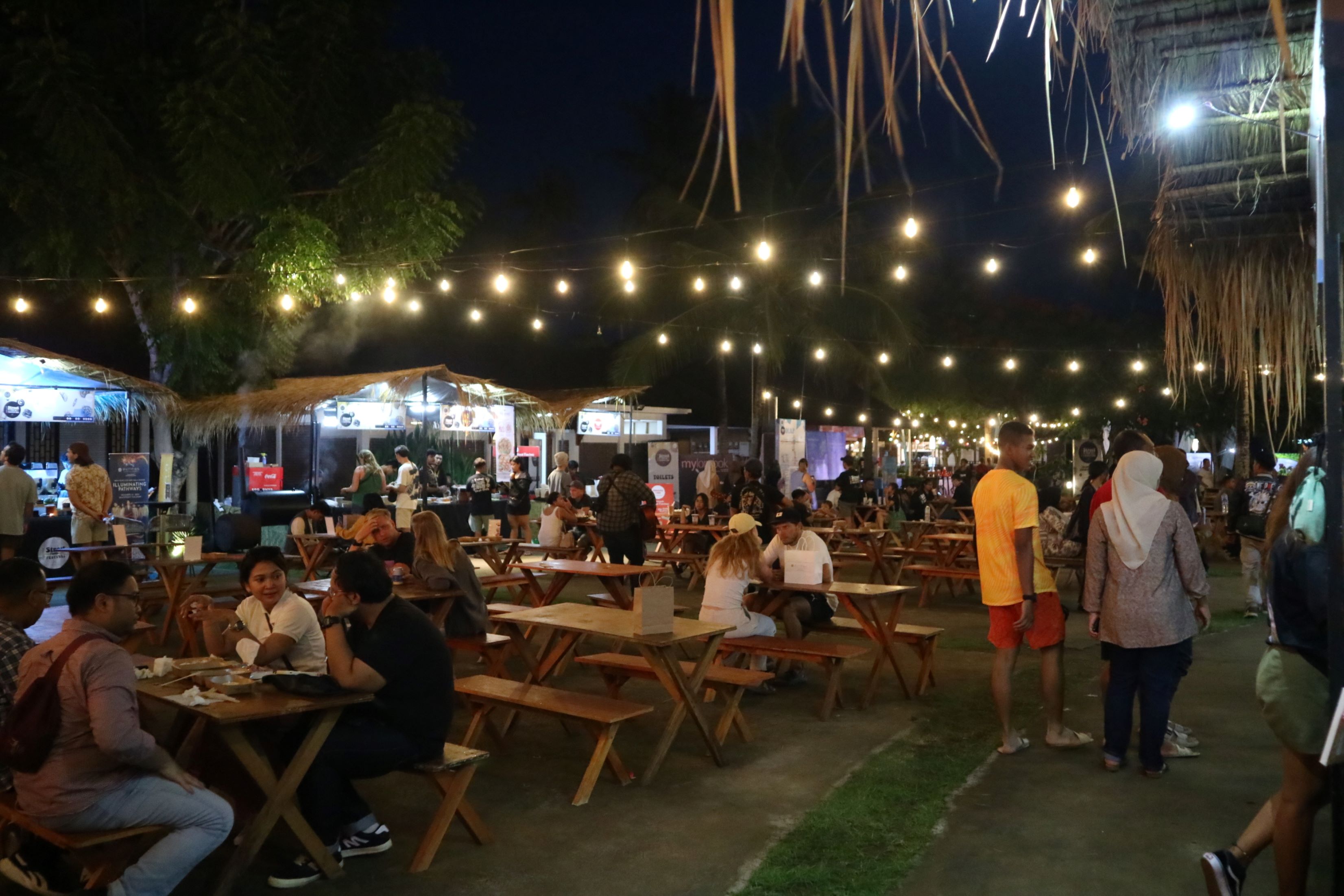 MERIAHKAN NATARU: Ratusan pengunjung mengisi bangku-bangku sembari menikmati aneka kuliner dalam MyLombok Street Food Festival di Bazaar Mandalika, Loteng, Rabu (25/12).