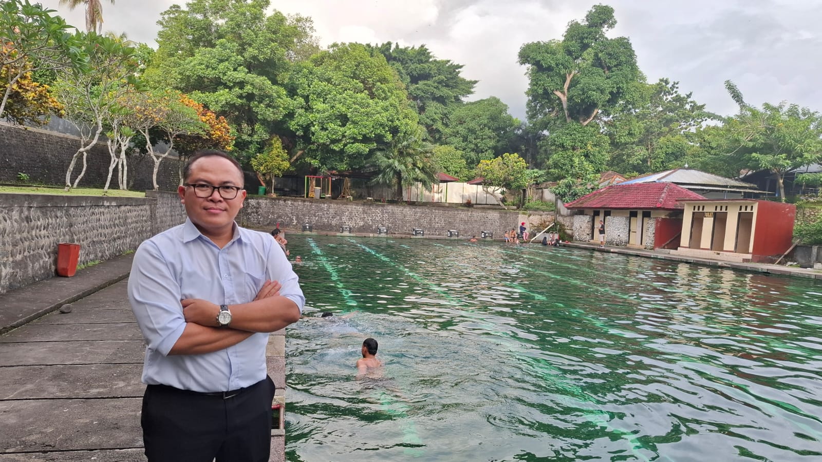 DIREKTUR DAN PELATIH: Direktur PT Tripat sekaligus pelatih renang Eko Esti Santoso saat ditemui di kolam renang Taman Narmada, Jumat lalu (27/12).