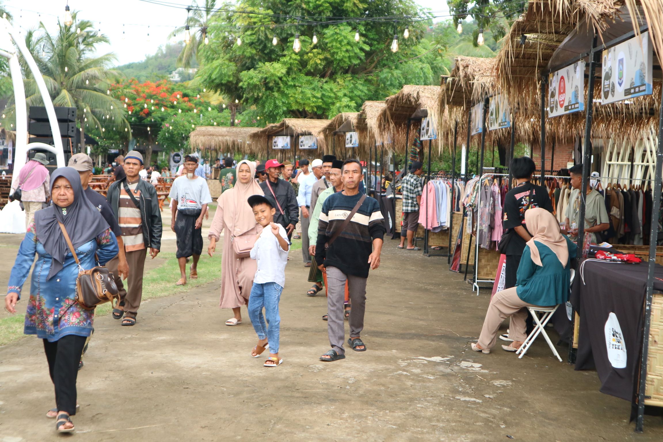 BERLIBUR: Wisatawan lokal dan mancanegara menghadiri kegiatan MyLombok Street Food Festival di Bazaar Mandalika, Desa Kuta, Kecamatan Pujut, Loteng, belum lama ini.