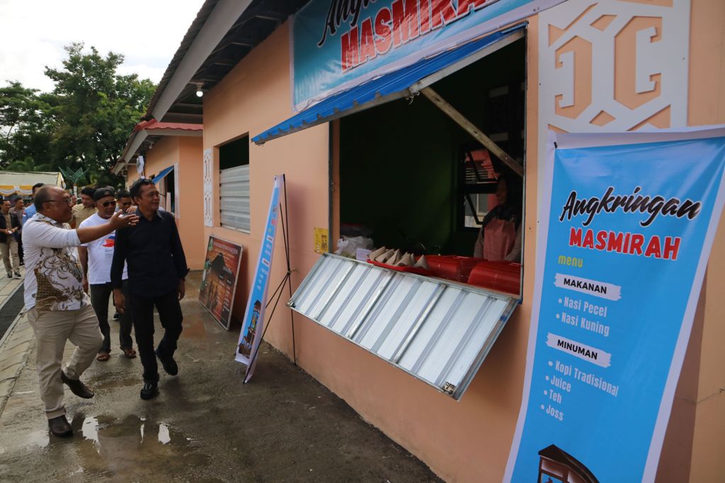 JAGA BERSAMA: Bupati Loteng Lalu Pathul Bahri meninjau kondisi lapak pedagang usai peresmian Taman Wisata Kota Praya di Alun-Alun Tastura, Praya, Loteng, Minggu (29/12).