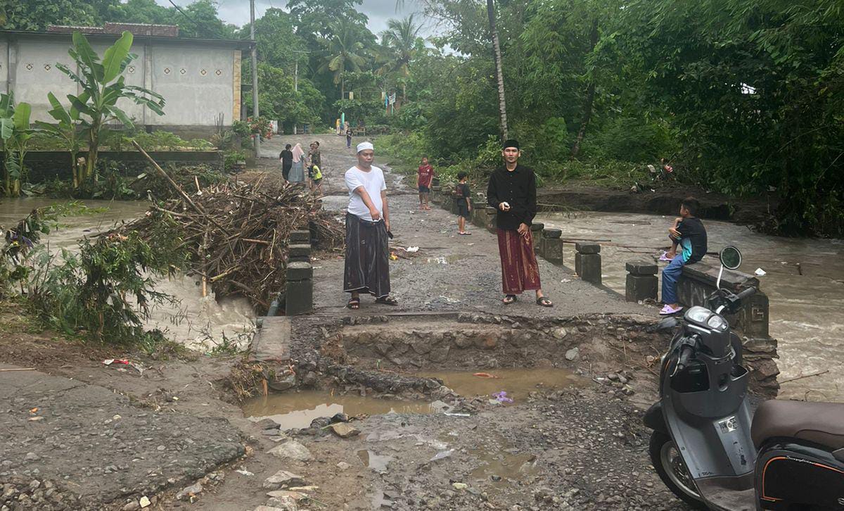 NYARIS PUTUS: Kondisi jembatan penghubung delapan dusun nyaris putus di Desa Kateng, Kecamatan Praya Barat, Loteng, Sabtu (28/12) lalu.