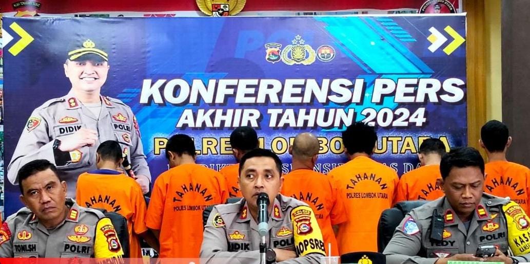 KONFERENSI PERS: Kapolres Lombok Utara AKBP Didik Putra Kuncoro menyampaikan rilis akhir tahun, Sabtu (28/12)