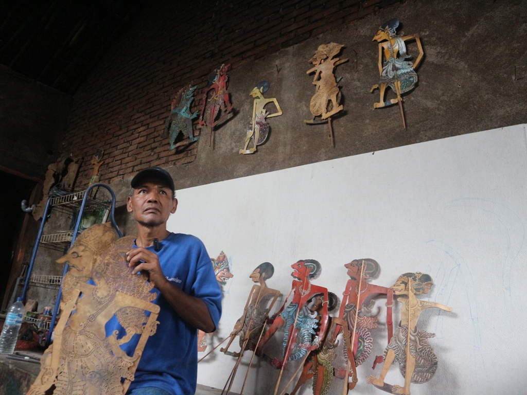 MENJAGA WARISAN: Hayyun, perajin wayang kulit, memperlihatkan sejumlah wayang kulit buatannya, belum lama ini.