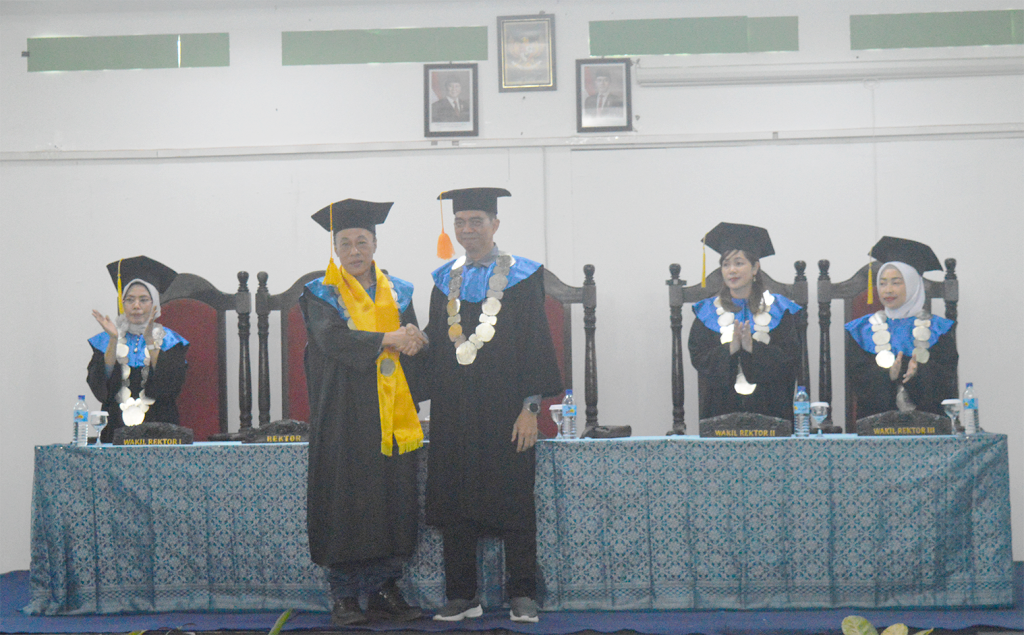 Kepala LLDikti Wilayah VIII Bali-NTB Dr I Gusti Lanang Bagus Eratodi berjabatan tangan usai prosesi pengalungan selempang samir guru besar kepada Prof Anthony.