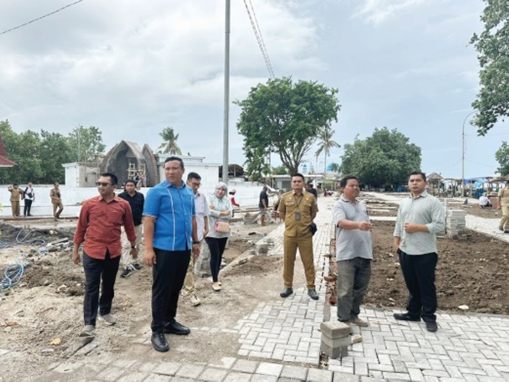 TAK SELESAI TEPAT WAKTU: Sejumlah anggota DPRD Kota Mataram turun mengecek pekerjaan proyek Pantai Boom, beberapa waktu lalu.