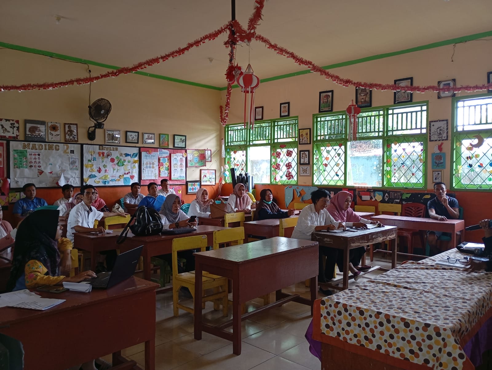 WORKSHOP: Guru SDN 19 Cakranegara mengikuti workshop peningkatan kompetensi, belum lama ini.